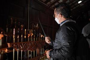 visitantes mirando una colección de kerises en una galería. bantul, indonesia - 25 agosto 2022 foto