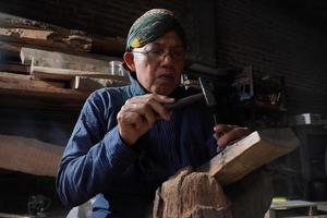 artesanos de keris en el taller, en el proceso de elaboración de keris. bantul, indonesia - 25 agosto 2022 foto