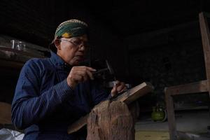 artesanos de keris en el taller, en el proceso de elaboración de keris. bantul, indonesia - 25 agosto 2022 foto