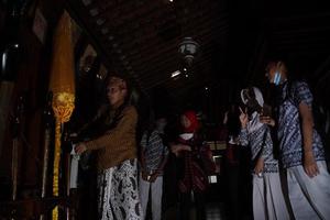 visitantes mirando una colección de kerises en una galería. bantul, indonesia - 25 agosto 2022 foto