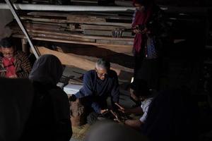 Los artesanos de keris están enseñando a los visitantes sobre el proceso de elaboración de keris en el taller. bantul, indonesia - 25 agosto 2022 foto