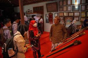 visitantes mirando una colección de kerises en una galería. bantul, indonesia - 25 agosto 2022 foto