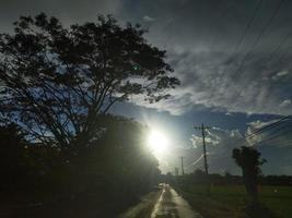 puesta de sol más allá de los árboles foto