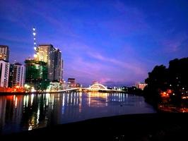 hermosa vista del lago y los edificios por la noche foto