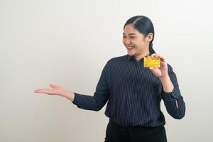 mujer asiática, tenencia, tarjeta de crédito, con, fondo blanco foto