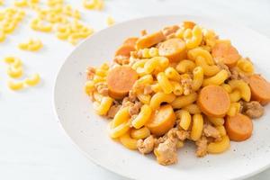 macarrones con salchicha y carne de cerdo picada foto