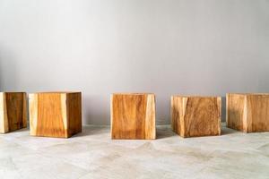 mesa y silla de madera vacías