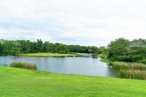 green con bunkers de arena en campo de golf foto