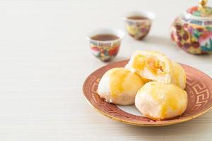 pastel de luna de pastelería china con cacahuete con huevo salado o hojaldre de rollito de primavera con nueces y huevos salados foto