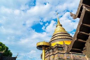 hermosa arquitectura en pra that lampang luang en tailandia foto