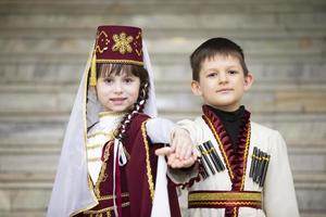 bielorrusia, ciudad de gomel, 21 de mayo de 2021 fiesta infantil en la ciudad. un niño y una niña vestidos con ropa nacional georgiana. foto