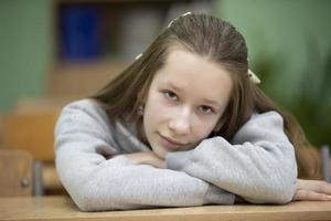 una niña es una adolescente en edad de escuela secundaria. una niña tiene trece años. foto