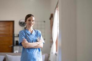 doctora segura de sí misma en el consultorio. concepto de atención médica. foto