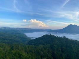 vistas a la montaña batur foto