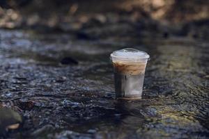 café helado con vista a la naturaleza al lado del arroyo foto