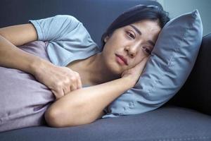 las mujeres tienen síntomas de depresión y quieren morir. severa decepción, triste y molesto foto