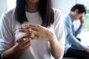 las parejas tienen un problema de relación después de pelear, ofendidas. la esposa tomó el anillo de bodas y decidió renunciar y divorciarse. foto