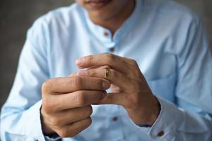 Men decided to remove the wedding ring and prepare to divorce documents. photo