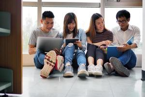 los estudiantes universitarios tienen conversaciones dentro del edificio de la universidad. foto