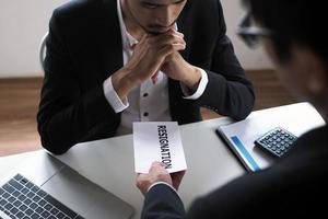 el empresario envía una carta de renuncia al gerente. concepto sobre renuncia, colocación laboral y vacantes. foto