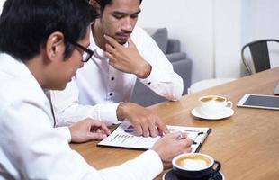 consultores asiáticos analizan y discuten la situación económica actual. asesorarse financieramente e invertir en acciones de bancos o empresas que estén en la bolsa de valores. foto