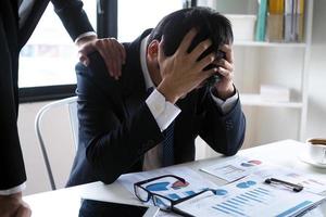 los hombres de negocios apoyan y alientan a los colegas que son despedidos. foto