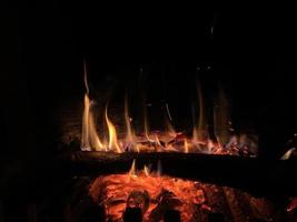 chimenea brillante fuego en la oscuridad 8 foto