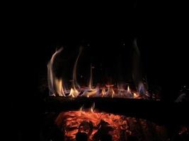 chimenea brillante fuego en la oscuridad 5 foto
