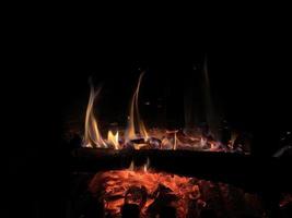 chimenea brillante fuego en la oscuridad 3 foto