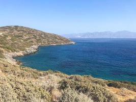 una bahía en creta, grecia, cerca de una playa de dianiskari foto