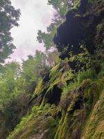 cascadas de roquefort en las montañas de ariege francia foto