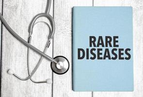 concepto médico. cuaderno azul con la inscripción - enfermedades raras foto