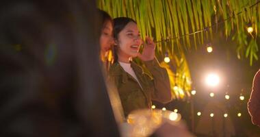 des images d'amis asiatiques heureux en train de dîner ensemble - des jeunes portant des verres à bière en plein air - des gens, de la nourriture, des boissons, un concept de célébration du nouvel an. video