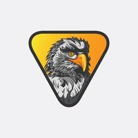 plantilla de logotipo de cabeza de águila con forma de triángulo vector