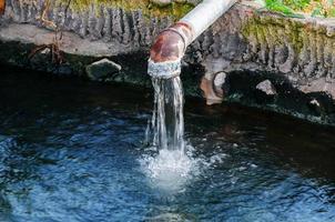 tubo de desagüe o entorno contaminante de drenaje, drene el agua, permita que drene en el canal