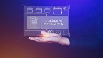 sistema de gestión de documentos dms que se está configurando consultor que trabaja en una computadora portátil en la oficina, software para archivar, buscar y administrar información de archivos corporativos foto