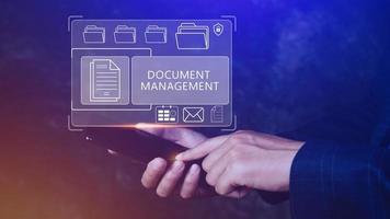 sistema de gestión de documentos dms que se está configurando consultor que trabaja en una computadora portátil en la oficina, software para archivar, buscar y administrar información de archivos corporativos foto