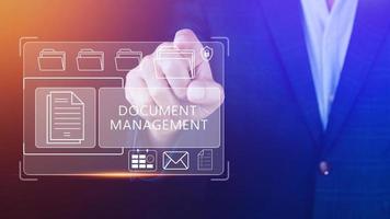 sistema de gestión de documentos dms que se está configurando consultor que trabaja en una computadora portátil en la oficina, software para archivar, buscar y administrar información de archivos corporativos foto