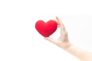 mano de mujer sosteniendo un corazón rojo en blanco aislado en fondo blanco, símbolo de amor o citas foto