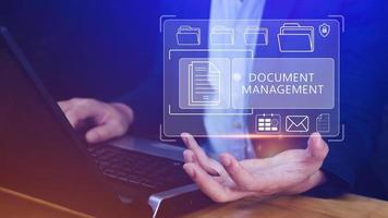 sistema de gestión de documentos dms que se está configurando consultor que trabaja en una computadora portátil en la oficina, software para archivar, buscar y administrar información de archivos corporativos foto