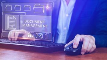 sistema de gestión de documentos dms que se está configurando consultor que trabaja en una computadora portátil en la oficina, software para archivar, buscar y administrar información de archivos corporativos foto