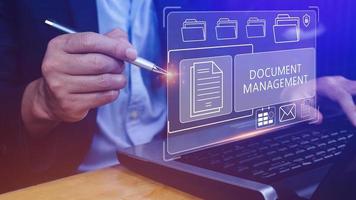 sistema de gestión de documentos dms que se está configurando consultor que trabaja en una computadora portátil en la oficina, software para archivar, buscar y administrar información de archivos corporativos foto