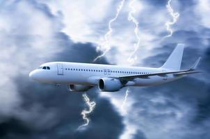 avión en el cielo con truenos y relámpagos, el avión vuela en una terrible tormenta, concepto de clima foto