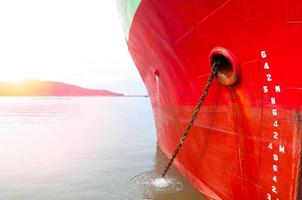 parte del barco gran buque de carga con muchos contenedores de envío en el puerto, barco en el puerto de Tailandia foto