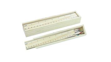 caja de lápices de madera con tapa de regla y lápices de colores aislados en fondo blanco, suministros de oficina, lápices de colores, papelería foto