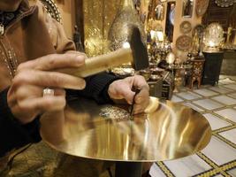 Fez marruecos metal artesano haciendo bandejas de cobre foto