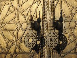 puerta dorada al palacio del rey de marruecos en fez foto