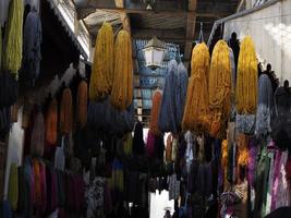 distrito de la calle tienda de lana en la medina histórica. Fez Marruecos foto