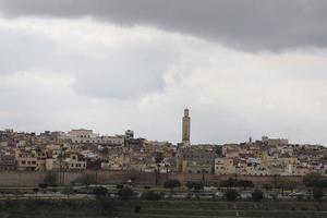 vista panorámica de meknes, una ciudad en marruecos que fue fundada en el siglo 11 por los almorávides foto