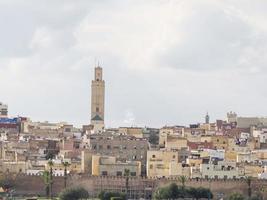 vista panorámica de meknes, una ciudad en marruecos que fue fundada en el siglo 11 por los almorávides foto